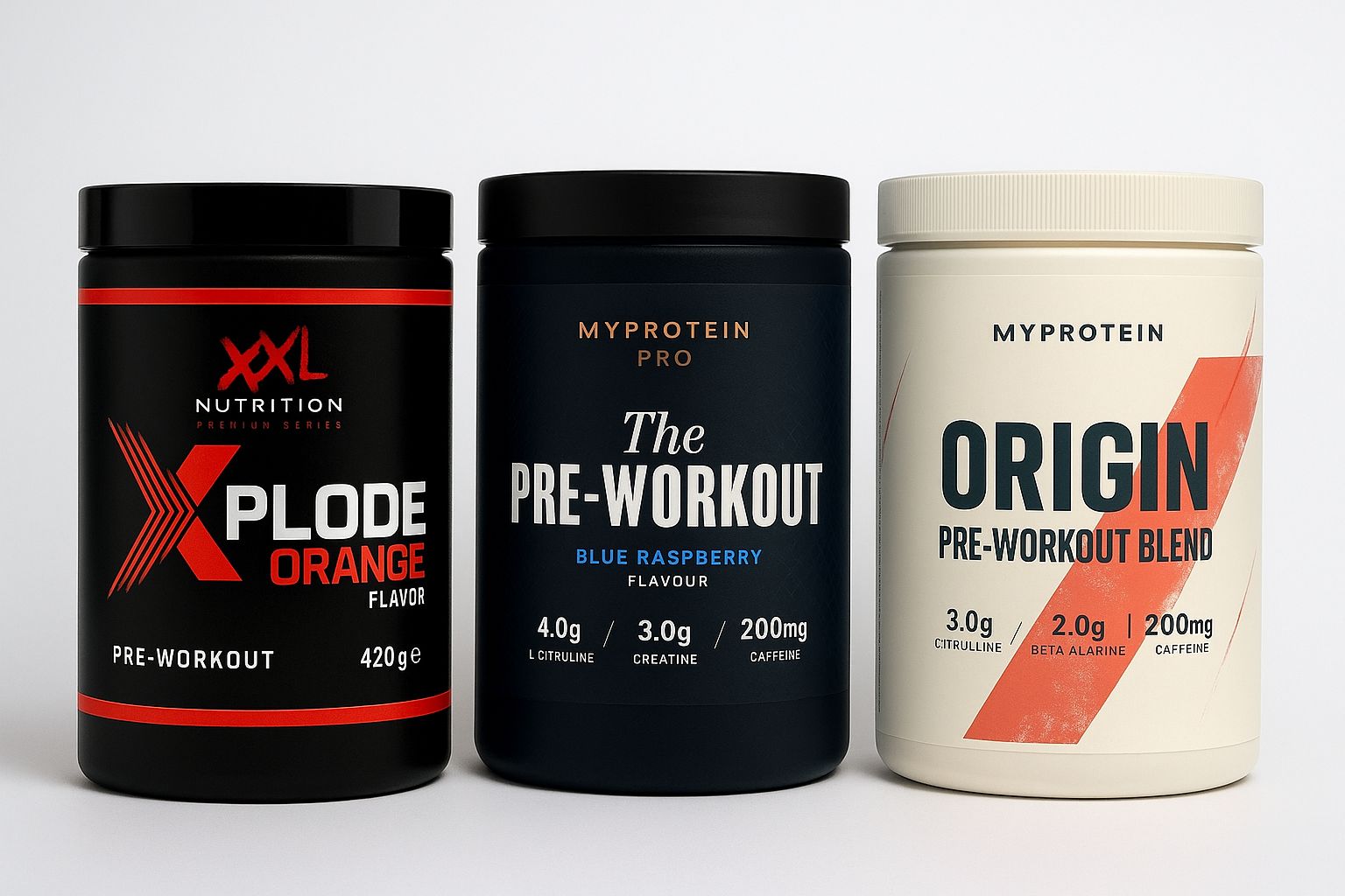 Drie verpakkingen pre-workout supplement naast elkaar op een witte achtergrond: